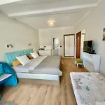 Hotell White Rose Guest 2*